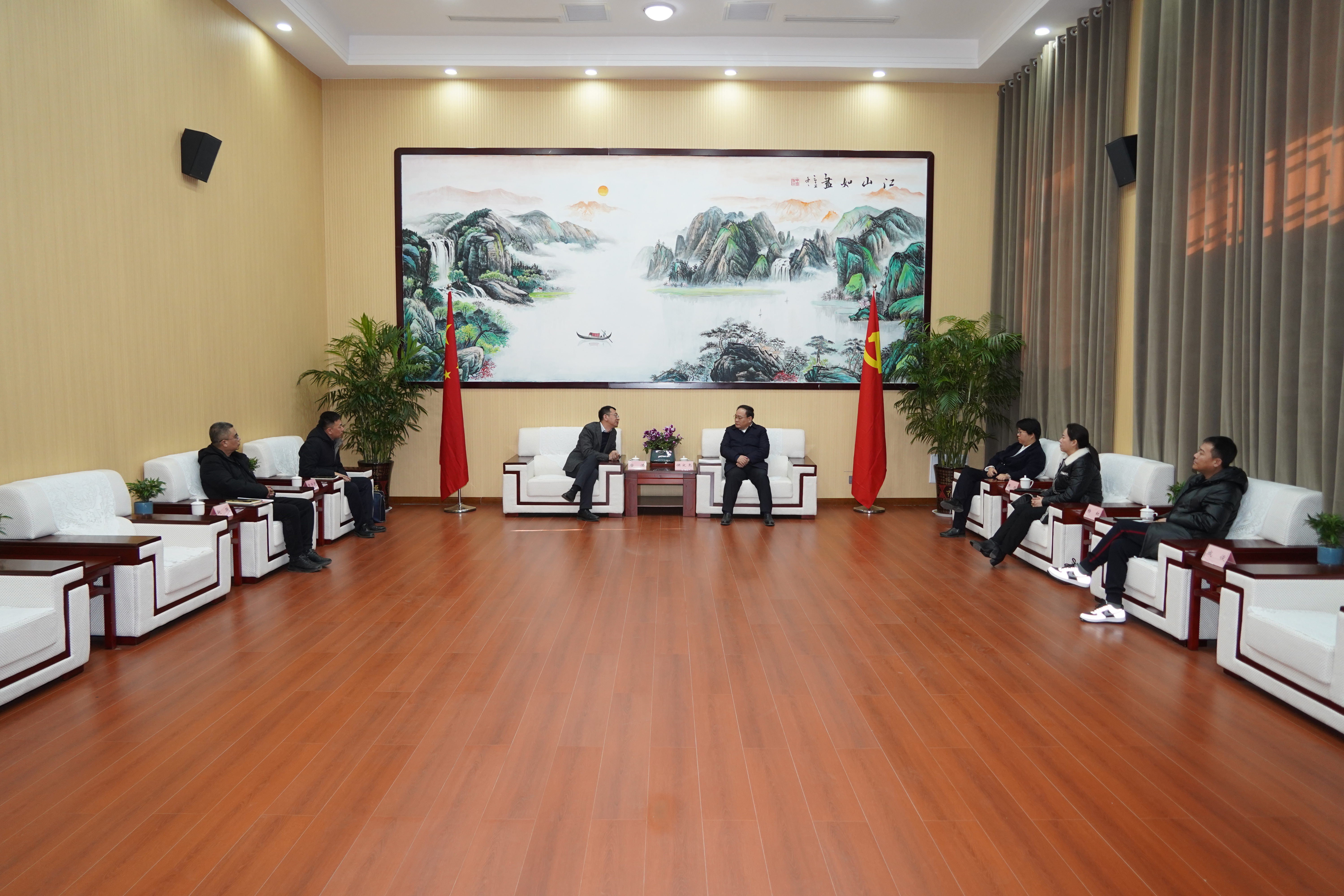 新绛县委书记侯文亮与集团副总裁、清洁能源公司总经理唐浩举行工作会谈