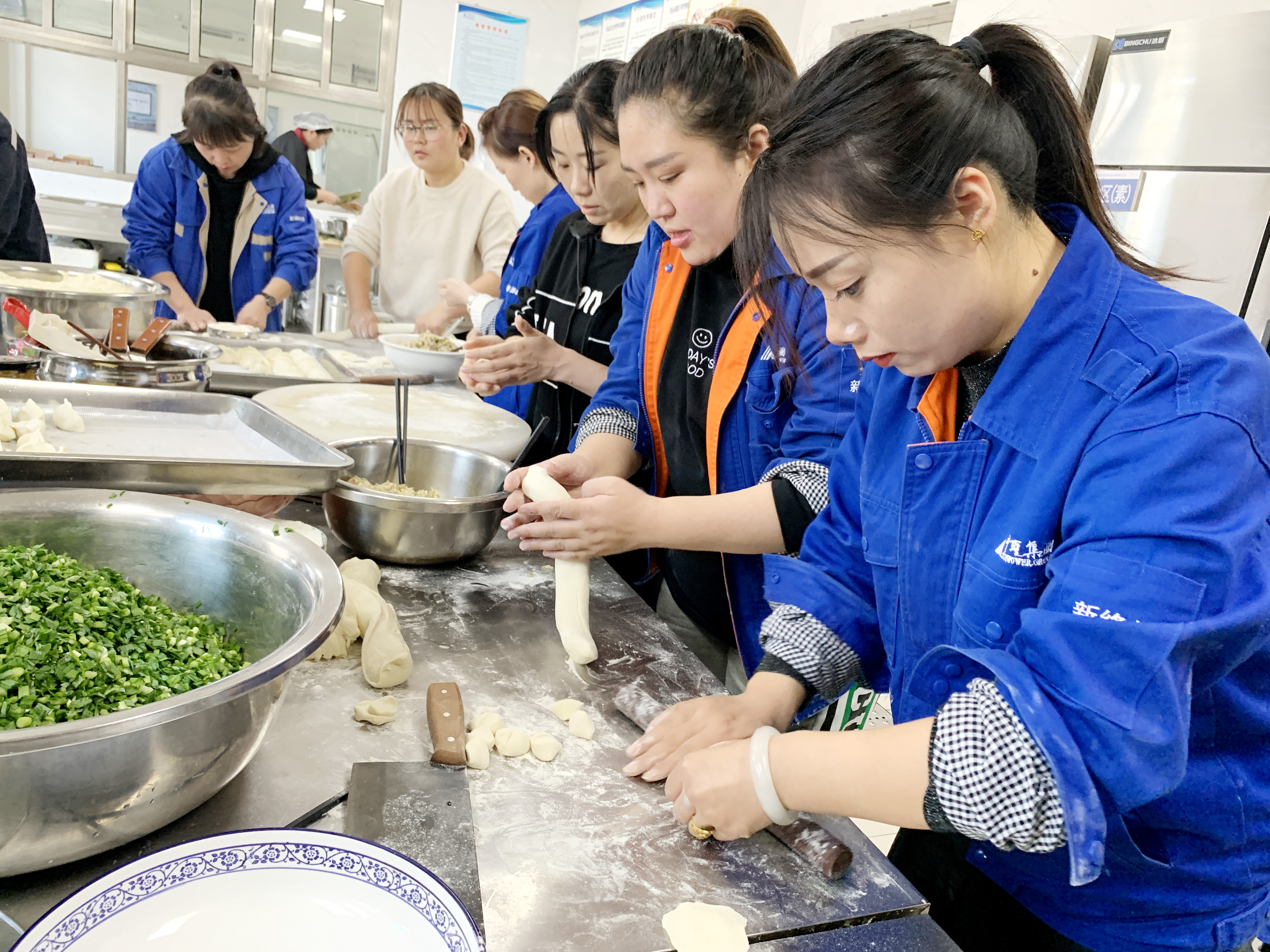 浓浓饺子香 暖暖立冬情——新绛中圣开展立冬包饺子活动 